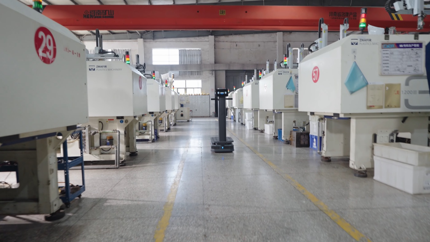 PUDU T150 chở hàng trong nhà máy